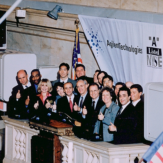1999 年、アジレントがニューヨーク証券取引所（NYSE）に上場